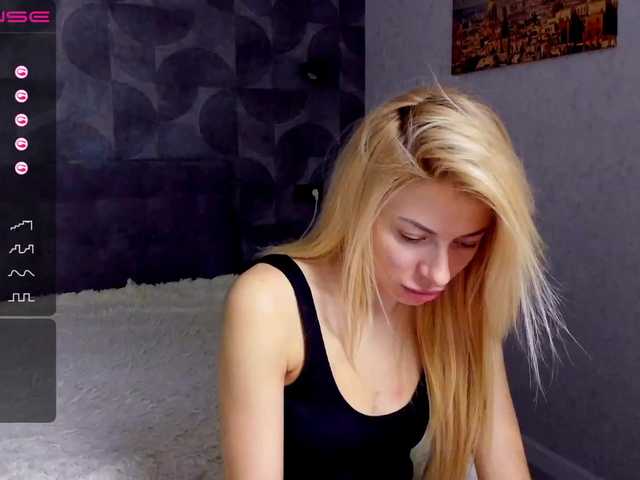 Photos cuteblond122 Hi. I'm new here and I need fun and your attention and coins) I'm here for you)