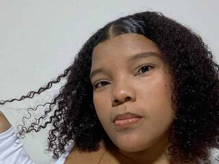 Chat vidéo érotique DayanRoux