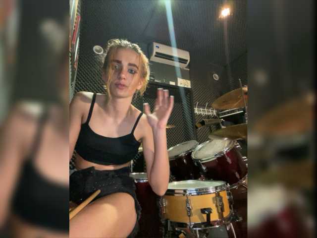Photos EmmylieMorris I'm in music studio today*-* And I'm really sorry if its lagging a bit...Pleqase tip 5 tk^-^ Write in FREE CHAT^-^I really love 5 tk UH(Ultra High) vibration *_*