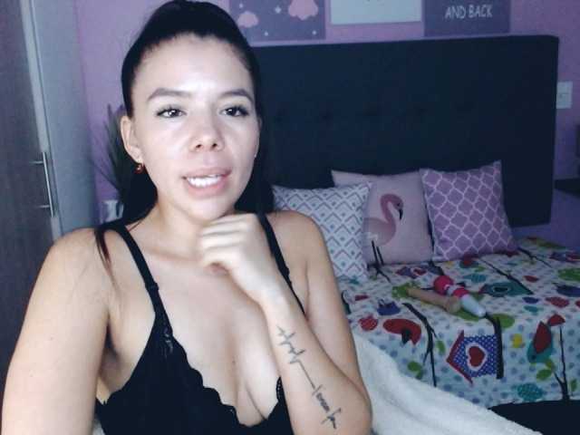 Photos katiaparker My bed is full of good intentions and very bad ideas. Do you want to join?