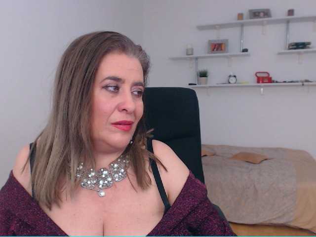 Photos MarissaSerano Hi guys, here are the most gorgeous natural huge breasts waiting for you 50 tokens
