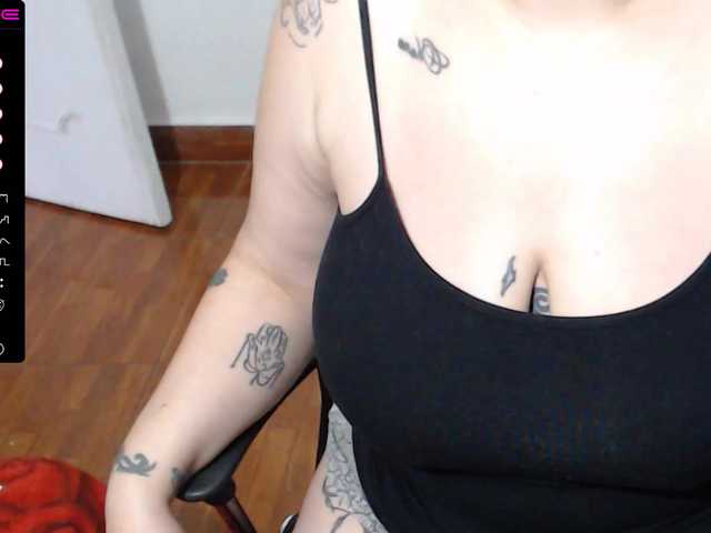 Photos Mary-wet ♥ hi guys welcome.. we play ♥flash pussy 70 tks♥ flash open ass 90tks ♥ ask me for more ♥ #bigtits #milf #latina #colombia #squirt
