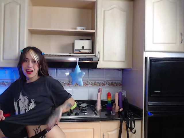 Photos MorganAndEmma Morgan is so horny today, she in the College her pussy make her Crazy.... We can make her Squirt soon