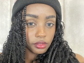 Chat vidéo érotique NymzieLoren