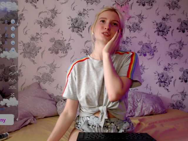 Photos whiteprincess 1 token = 1 splash on my white T-shirt (find out what's under it dear) #teen #new #young #chat #blueeyes