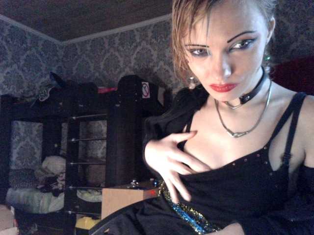 Photos WildMissNiks Hello my adorable. I am ready to burn passionately in a private show. Waiting for you and invite you.
