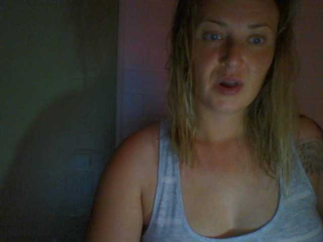 Photos XswetaX I look at your cam for 30 tokens. chest-40 tokens