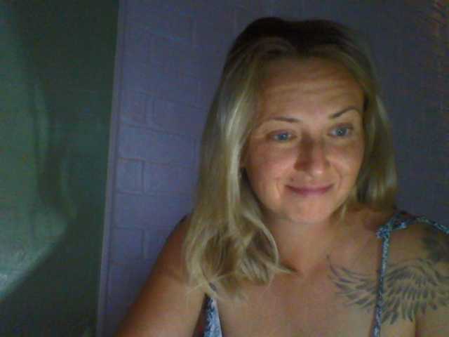 Photos XswetaX I look at your cam for 30 tokens. chest-40 tokens