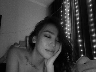 Chat vidéo érotique YunjinJo